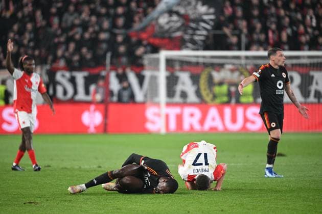 From left Evan Ndicka of Rome and Lukas Provod of Slavia in action during the football Europe League 4th round match Slavia Praha vs AS Rome, group G in Prague, Czech Republic, November 9, 2023. (CTKxPhoto MichalxKamaryt) CTKPhotoP2023110908184  CTKPhotoP2023110908184