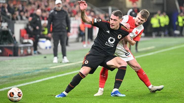 From right David Doudera of Slavia and Andrea Belotti of Rome in action during the football Europe League 4th round match Slavia Praha vs AS Rome, group G in Prague, Czech Republic, November 9, 2023. (CTKxPhoto MichalxKamaryt) CTKPhotoP2023110908224  CTKPhotoP2023110908224