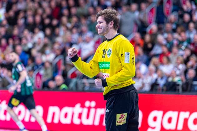 Simon Gade TSV Hannover Burgdorf, No. 16 v l , TSV Hannover Burgdorf green against THW Kiel white on matchday 12 of the 2023 2024 season in the LIQUI MOLY Handball Bundesliga 09 11 2023, ZAG Arena Hannover, GER , Copyright: xJanxGuentherx xTSVxHannover-Burgdorfx