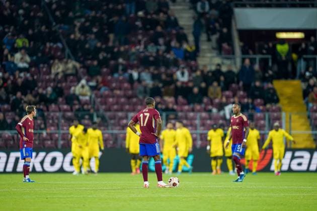 Geneva, Switzerland, November 9th 2023: Players of Servette looks dejected and disappointed after Sheriff scores a goal during the UEFA Europa League Group G football match between Servette and Sheriff at Stade de Geneve in Geneva, Switzerland. (Daniela Porcelli SPP) Copyright: xDanielaxPorcelli SPPx spp-en-DaPo-20231109-DP105083