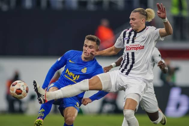 SOCCER - UEFA EL, LASK vs Saint-Gilloise LINZ,AUSTRIA,09.NOV.23 - SOCCER - UEFA Europa League, group stage, Linzer ASK vs Royale Union Saint-Gilloise. Image shows Jean Thierry Lazare Amani (Saint-Gilloise) and Maksym Talovierov (LASK).  GEPAxpictures xManuelxBinder