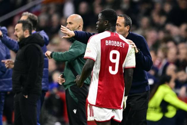 AMSTERDAM - (l-r) Brian Brobbey of Ajax, Ajax coach John van t Schip during the UEFA Europa League group B match between Ajax Amsterdam and Brighton & Hove Albion FC at the Johan Cruyff ArenA on November 9, 2023 in Amsterdam, Netherlands. ANP OLAF KRAAK UEFA Europa League 2023 24 2023 2024 xVIxANPxSportx xxANPxIVx 483436387 originalFilename: 483436387.jpg