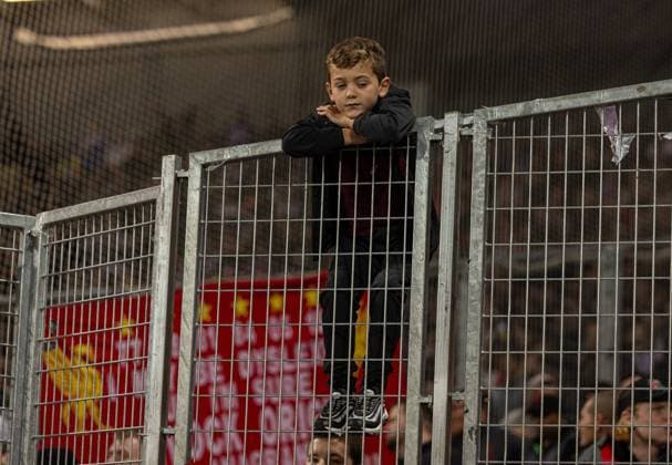 Football - UEFA Europa League - Group E - Toulouse FC v Liverpool FC TOULOUSE, FRANCE - Thursday, November 9, 2023: A young Liverpool supporter during the UEFA Europa League Group E match-day 4 game between Toulouse FC and Liverpool FC at the Stadium de Toulouse. (Photo by David Rawcliffe Propaganda) TOULOUSE Stadium de Toulouse OCCITANIA FRANCE  Copyright: xDavidxRawcliffex P2023-11-09-Toulouse_Liverpool-80