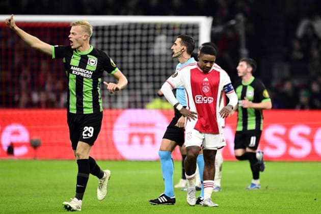 AMSTERDAM - (l-r) Jan-Paul van Hecke of Brighton Hove Albion celebrates the 0-2, Steven Bergwijn of Ajax disappointed during the UEFA Europa League match in group B between Ajax Amsterdam and Brighton & Hove Albion FC in the Johan Cruyff ArenA on 9 November 2023 in Amsterdam, Netherlands. ANP OLAF KRAAK UEFA Europa League 2023 24 2023 2024 xVIxANPxSportx xxANPxIVx 483436921 originalFilename: 483436921.jpg