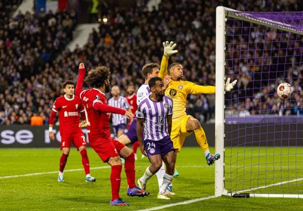 Football - UEFA Europa League - Group E - Toulouse FC v Liverpool FC TOULOUSE, FRANCE - Thursday, November 9, 2023: Two Toulouse players combine to score an own-goal as Liverpool score their first goal to make the score 2-1 during the UEFA Europa League Group E match-day 4 game between Toulouse FC and Liverpool FC at the Stadium de Toulouse. (Photo by David Rawcliffe Propaganda) TOULOUSE Stadium de Toulouse OCCITANIA FRANCE  Copyright: xDavidxRawcliffex P2023-11-09-Toulouse_Liverpool-93