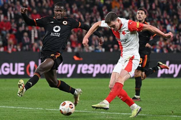 From right Lukas Provod of Slavia, Evan Ndicka of Rome in action during the football Europe League 4th round match Slavia Praha vs AS Rome, group G in Prague, Czech Republic, November 9, 2023. (CTKxPhoto MichalxKamaryt) CTKPhotoP2023110909030  CTKPhotoP2023110909030