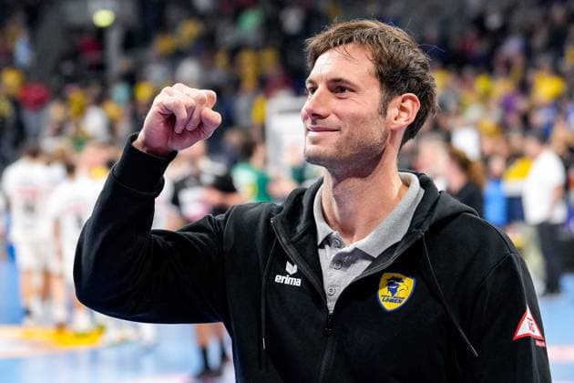 Injured Uwe Gensheimer RNL, 3 , Rhein Neckar Löwen player, cheering after the final whistle, joy about the victory, winner, winner, cheers, cheering, cheerful, optimistic, highlight, single picture, single photo, action, action, 09 11 2023, Mannheim Germany , Handball, Bundesliga, Rhein Neckar Löwen SC DHfK Leipzig xozx
