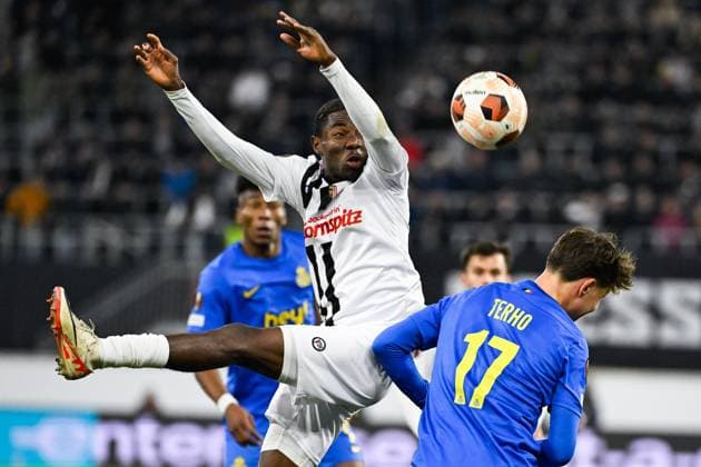 LASK s Moses Usor and Union s Casper Terho fight for the ball during a soccer game between Austrian Linzer Athletik Klub (LASK) and Belgian Royale Union Saint Gilloise in Linz, Austria, on Thursday 09 November 2023, on day 4 in the group phase of the UEFA Europa League competition, in group E. LAURIExDIEFFEMBACQ  x79655920x