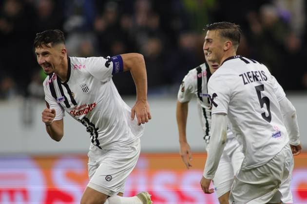 SOCCER - UEFA EL, LASK vs Saint-Gilloise LINZ,AUSTRIA,09.NOV.23 - SOCCER - UEFA Europa League, group stage, Linzer ASK vs Royale Union Saint-Gilloise. Image shows the rejoicing of Robert Zulj (LASK) and Philipp Ziereis (LASK).  GEPAxpictures xManuelxBinder