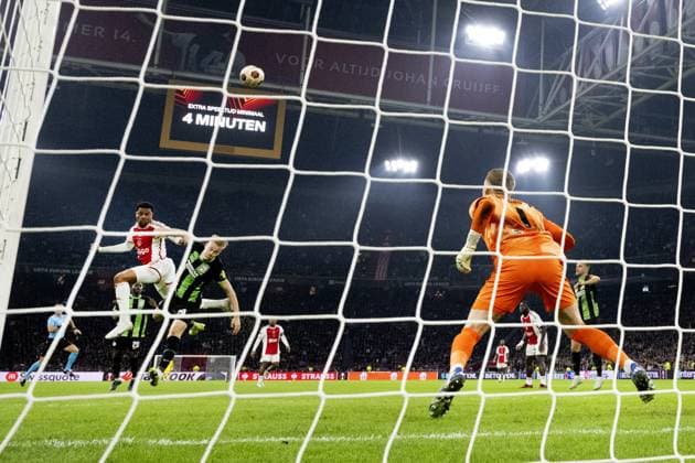 Sport Bilder des Tages AMSTERDAM - Chuba Akpom of Ajax, Jan-Paul van Hecke of Brighton & Hove Albion during the UEFA Europa League Group B match between Ajax Amsterdam and Brighton & Hove Albion FC at the Johan Cruyff ArenA on November 9, 2023 in Amsterdam, Netherlands. ANP OLAF KRAAK UEFA Europa League 2023 24 2023 2024 xVIxANPxSportx xxANPxIVx 483441257 originalFilename: 483441257.jpg