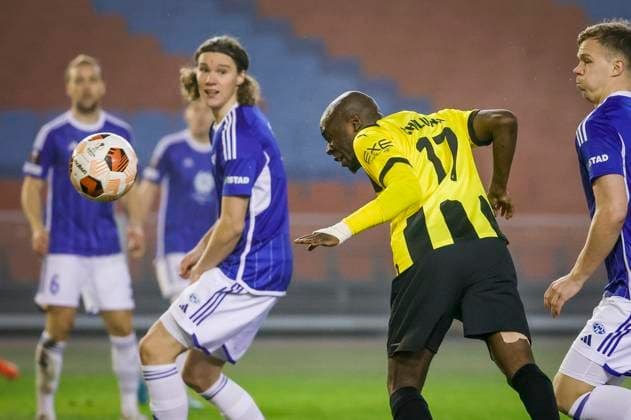 Hacken s Edward Chilufya 17 heads the ball during the UEFA Europa League group H soccer match between BK Hacken and Molde FK at Gamla Ullevi arena in Gothenburg, Sweden, on Nov 09, 2023 GOTHENBURG SWEDEN SOCCER x9200x  Copyright: xAdamxIhse TTx SWEDEN EUROPA LEAGUE HACKEN VS MOLDE