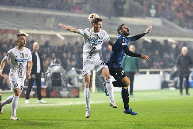 SOCCER - UEFA EL, Atalanta vs Sturm BERGAMO,ITALY,09.NOV.23 - SOCCER - UEFA Europa League, group stage, Atalanta Bergamo Calcio vs SK Sturm Graz. Image shows David Schnegg (Sturm) and Teun Koopmeiners (Atalanta)  GEPAxpictures xWolfgangxGrebien