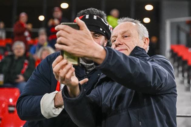 09 11 2023, Freiburg, Germany, Stadion am Wolfswinkel, SC Freiburg vs FK TSC Backa Topola UEFA Europa League 2023 24 Group A, Coach Christian Streich SC Freiburg Schaut, macht Selfis Foto H Langer Freiburg Stadion am Wolfswinkel Germany  541_SCFTOP20231109_004 Langer-541
