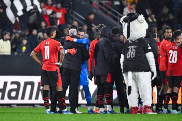Joie des joueurs du Rennes en fin de match apres sa victoire - Bruno GENESIO ( entraineur Rennes ) - Gallon Gauthier ( 1 - Rennes ) - FOOTBALL : Rennes vs Panathinaikos - Ligue Europa - 09 11 2023 FedericoPestellini Panoramic 