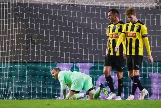 GÖTEBORG 20231109 Häckens goalkeeper Peter Abrahamsson and others are depressed after scoring 2-0 during Thursdays Europa League Group H football match between BK Häcken and Molde FK from Norway at Gamla Ullevi GÖTEBORG SVERIGE x9200x  Copyright: xAdamxIhse TTx EUROPA LEAGUE HÄCKEN-MOLDE