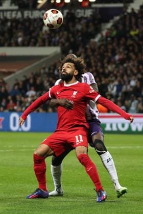 France - Toulouse FC vs Liverpool FC - 09 11 2023 FRANCE, TOULOUSE, NOVEMBER 09. Mohamed Salah of Liverpool controls the ball under pressure From Moussa Diarra of Toulouse during the UEFA Europa League group E football match between Toulouse FC and Liverpool FC on November 09, 2023 at Stadium Municipal in Toulouse, France. Photo by Manuel Blondeau AOP.Press Toulouse Stadium Municipal Occitanie France Copyright: x ManuelxBlondeau AOP.Pressx AOP20231109 0005