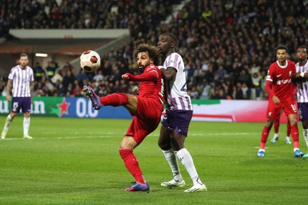 France - Toulouse FC vs Liverpool FC - 09 11 2023 FRANCE, TOULOUSE, NOVEMBER 09. Mohamed Salah of Liverpool controls the ball under pressure From Moussa Diarra of Toulouse during the UEFA Europa League group E football match between Toulouse FC and Liverpool FC on November 09, 2023 at Stadium Municipal in Toulouse, France. Photo by Manuel Blondeau AOP.Press Toulouse Stadium Municipal Occitanie France Copyright: x ManuelxBlondeau AOP.Pressx AOP20231109 0011