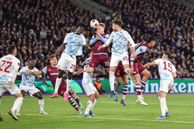UEFA Europa League West Ham United v Olympiakos FC Jarrod Bowen 20 of West Ham United tries a header on goal from a corner during the UEFA Europa League match West Ham United vs Olympiakos FC at London Stadium, London, United Kingdom, 9th November 2023 (Photo by Mark Cosgrove News Images) London London Stadium United Kingdom Copyright: xMarkxCosgrove NewsxImagesx