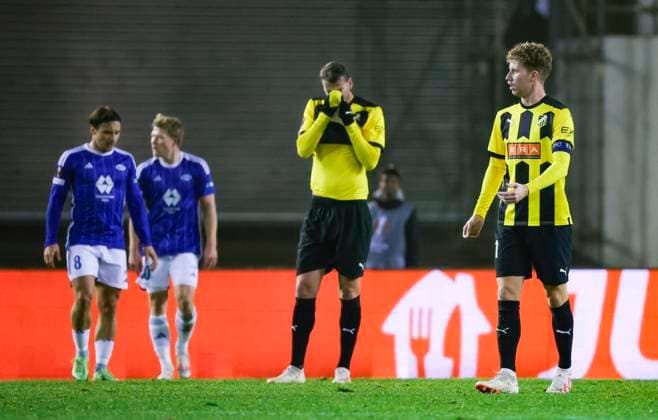 GÖTEBORG 20231109 Häckens Johan Hammar and Samuel Gustafson are depressed after Thursdays Europa League Group H soccer match between BK Häcken and Molde FK from Norway at Gamla Ullevi GÖTEBORG SVERIGE x9200x  Copyright: xAdamxIhse TTx EUROPA LEAGUE HÄCKEN-MOLDE