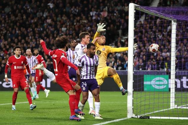 France - Toulouse FC vs Liverpool FC - 09 11 2023 FRANCE, TOULOUSE, NOVEMBER 09. Cristian Casseres (24) of Toulouse scores a own goal during the UEFA Europa League group E football match between Toulouse FC and Liverpool FC on November 09, 2023 at Stadium Municipal in Toulouse, France. Photo by Manuel Blondeau AOP.Press Toulouse Stadium Municipal Occitanie France Copyright: x ManuelxBlondeau AOP.Pressx AOP20231109 0017