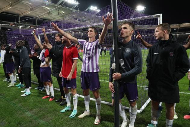 France - Toulouse FC vs Liverpool FC - 09 11 2023 FRANCE, TOULOUSE, NOVEMBER 09. Mikkel Desler of Toulouse and Rasmus Nicolaisen of Toulouse and Thijs Dallinga of Toulouse and Niklas Schmidt of Toulouse (from L to R) celebrate the victory during the UEFA Europa League group E football match between Toulouse FC and Liverpool FC on November 09, 2023 at Stadium Municipal in Toulouse, France. Photo by Manuel Blondeau AOP.Press Toulouse Stadium Municipal Occitanie France Copyright: x ManuelxBlondeau AOP.Pressx AOP20231109 0026