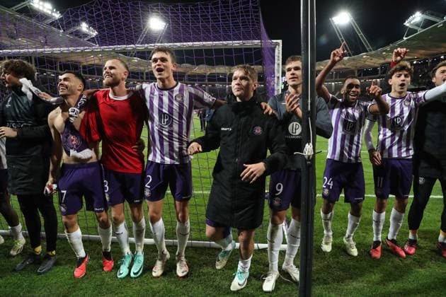 Sport Bilder des Tages France - Toulouse FC vs Liverpool FC - 09 11 2023 FRANCE, TOULOUSE, NOVEMBER 09. Gabriel Suazo of Toulouse and Mikkel Desler of Toulouse and Rasmus Nicolaisen of Toulouse and Niklas Schmidt of Toulouse and Thijs Dallinga of Toulouse and Cristian Casseres of Toulouse and Cesar Gelabert of Toulouse (from L to R) celebrate the victory during the UEFA Europa League group E football match between Toulouse FC and Liverpool FC on November 09, 2023 at Stadium Municipal in Toulouse, France. Photo by Manuel Blondeau AOP.Press Toulouse Stadium Municipal Occitanie France Copyright: x ManuelxBlondeau AOP.Pressx AOP20231109 0027