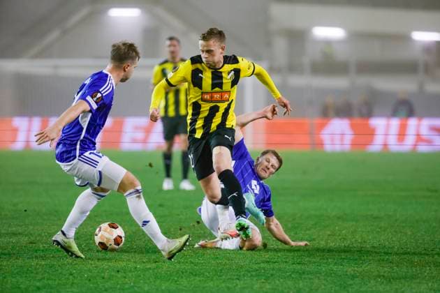 Molde s Kristian Eriksen L and Eirik Haugan in action against Hackan s Tomas Totland during the UEFA Europa League group H soccer match between BK Hacken and Molde FK at Gamla Ullevi arena in Gothenburg, Sweden, on Nov 09, 2023 GOTHENBURG SWEDEN SOCCER x9200x  Copyright: xAdamxIhse TTx SWEDEN EUROPA LEAGUE HACKEN VS MOLDE