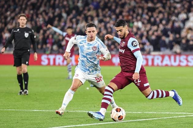 UEFA Europa League West Ham United v Olympiakos FC SaÃ¯d Benrahma 22 of West Ham United crosses the ball into the box during the UEFA Europa League match West Ham United vs Olympiakos FC at London Stadium, London, United Kingdom, 9th November 2023 (Photo by Mark Cosgrove News Images) London London Stadium United Kingdom Copyright: xMarkxCosgrove NewsxImagesx