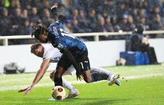 SOCCER - UEFA EL, Atalanta vs Sturm BERGAMO,ITALY,09.NOV.23 - SOCCER - UEFA Europa League, group stage, Atalanta Bergamo Calcio vs SK Sturm Graz. Image shows Ademola Lookman (Atalanta) and David Schnegg (Sturm)  GEPAxpictures xWolfgangxGrebien