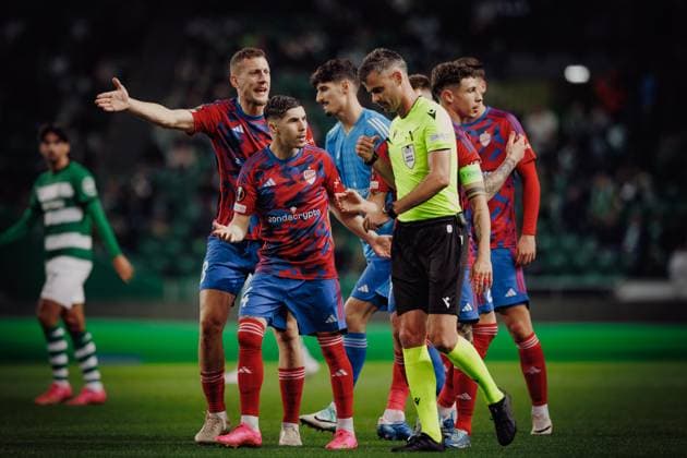 Fußball, EL, Sporting Lissabon - Rakow Tschenstochau Team of Rakow argue with referee Enea Jorgji during UEFA Europa League 23 24 game between Sporting CP e Rakow Czestochowa at Estadio Jose Alvalade, Lisbon, Portugal. (Maciej Rogowski) Lisbon Estadio Jose Alvalade Portugal Copyright: xMaciejxRogowskix scp-rakow-38