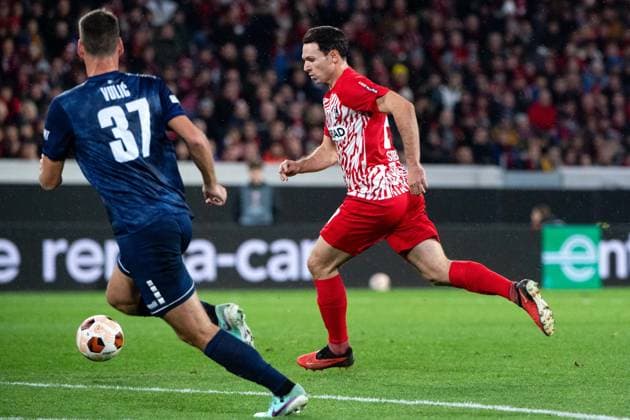 Nicolas Hoefler SC Freiburg, 27 in duel with Milos Vulic FK TSC Backa Topola, 37 , GER, SC Freiburg vs FK TSC Backa Topola, Football UEFA Europa League, Group A, Matchday 4, Season 2023 2024, 09 11 2023 GER, SC Freiburg vs FK TSC Backa Topola, Football UEFA Europa League, Group A, Matchday 4, Season 2023 2024, 09 11 2023 Freiburg Copyright: xEibner-Pressefoto Memmlerx EP_MMR