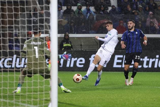 Bergamo, Italy, 9th November 2023. Sead Kolasinac and Juan Musso of Atalanta look on as Szymon Wlodarczyk of SK Sturm Graz fires an effort narrowly wide of the goal during the UEFA Europa League match at Stadia di Bergamo, Bergamo. Picture credit should read: Jonathan Moscrop Sportimage EDITORIAL USE ONLY. No use with unauthorised audio, video, data, fixture lists, club league logos or live services. Online in-match use limited to 120 images, no video emulation. No use in betting, games or single club league player publications. SPI-2700-0001
