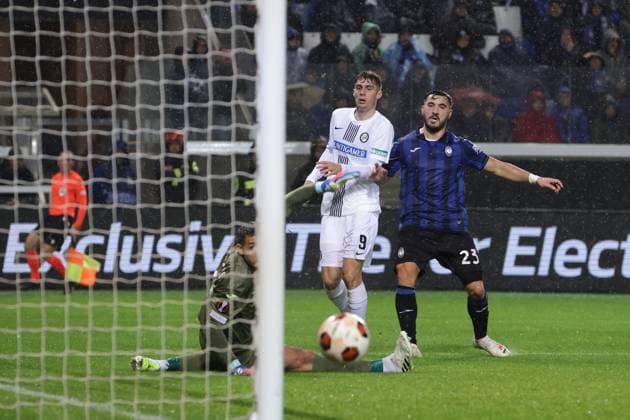 Bergamo, Italy, 9th November 2023. Sead Kolasinac and Juan Musso of Atalanta look on as Szymon Wlodarczyk of SK Sturm Graz fires an effort narrowly wide of the goal during the UEFA Europa League match at Stadia di Bergamo, Bergamo. Picture credit should read: Jonathan Moscrop Sportimage EDITORIAL USE ONLY. No use with unauthorised audio, video, data, fixture lists, club league logos or live services. Online in-match use limited to 120 images, no video emulation. No use in betting, games or single club league player publications. SPI-2700-0004