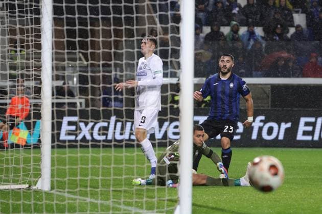 Bergamo, Italy, 9th November 2023. Sead Kolasinac and Juan Musso of Atalanta look on as Szymon Wlodarczyk of SK Sturm Graz fires an effort narrowly wide of the goal during the UEFA Europa League match at Stadia di Bergamo, Bergamo. Picture credit should read: Jonathan Moscrop Sportimage EDITORIAL USE ONLY. No use with unauthorised audio, video, data, fixture lists, club league logos or live services. Online in-match use limited to 120 images, no video emulation. No use in betting, games or single club league player publications. SPI-2700-0005