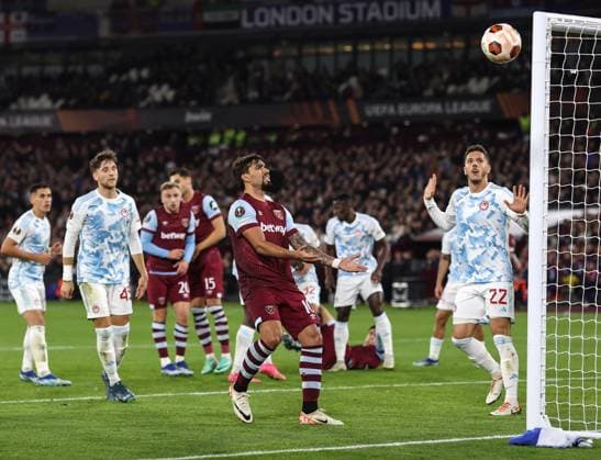 West Ham gegen Olympiacos 9. November 2023, London UEFA EUROPA League Fußball, Gruppe A West Ham United gegen Olympiacos Lucas Paqueta von West Ham reagiert, als der Ball aus dem Spiel geht Foto Charlotte Wilson Abseits London UK  Copyright: xCharlottexWilsonx xOffsidexOffside