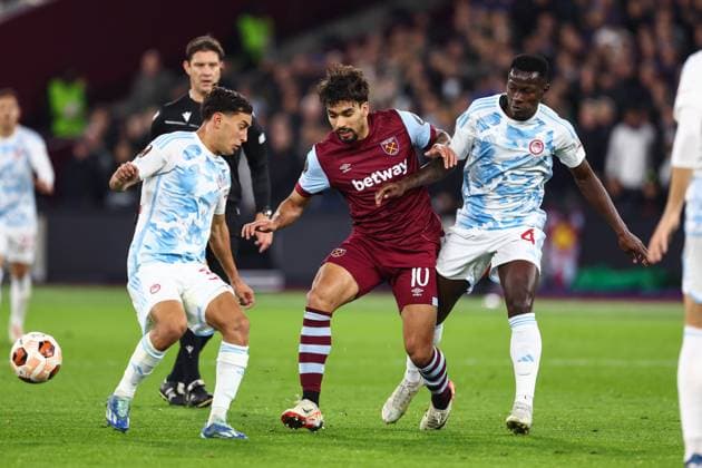 West Ham gegen Olympiacos 9. November 2023, London UEFA EUROPA League Fußball, Gruppe A West Ham United gegen Olympiacos Santiago Hezze und Mady Camara von Olympiacos umringen Lucas Paqueta von West Ham Foto Charlotte Wilson Abseits London UK  Copyright: xCharlottexWilsonx xOffsidexOffside