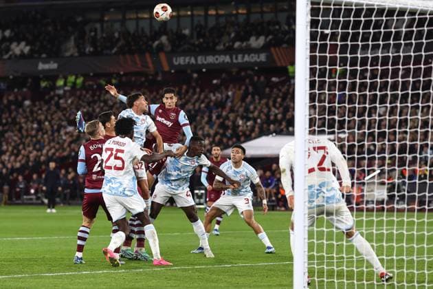 West Ham gegen Olympiacos 9. November 2023, London UEFA EUROPA League Fußball, Gruppe A West Ham United gegen Olympiacos Nayef Aguerd von West Ham erzielt einen Kopfball im Strafraum Foto Charlotte Wilson Abseits London UK  Copyright: xCharlottexWilsonx xOffsidexOffside