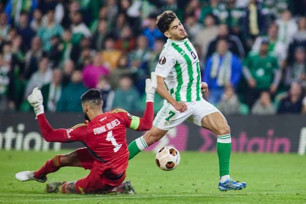 Sport Bilder des Tages November 9, 2023: Ez Abde of Real Betis and Vana Alves of Aris Limassol in action during the UEFA Europa League, Group C, match between Real Betis and Aris Limassol at Benito Villamarin stadium on November 9, 2023 in Sevilla, Spain. - ZUMAa181 20231109_zaa_a181_023 Copyright: xJoaquinxCorcherox