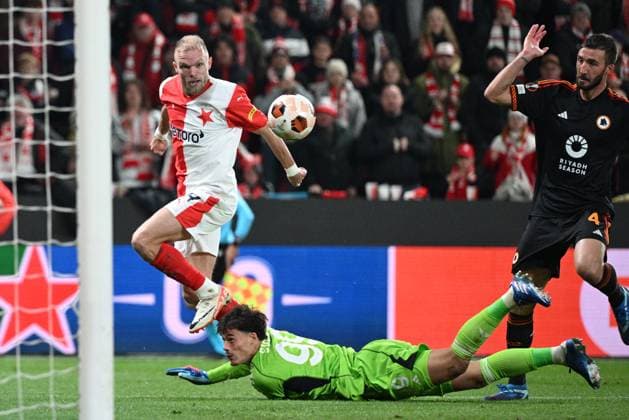 From left Mick van Buren of Slavia and Mile Svilar, goalie of Rome in action during the football Europe League 4th round match Slavia Praha vs AS Rome, group G in Prague, Czech Republic, November 9, 2023. (CTKxPhoto MichalxKamaryt) CTKPhotoP2023110909537  CTKPhotoP2023110909537
