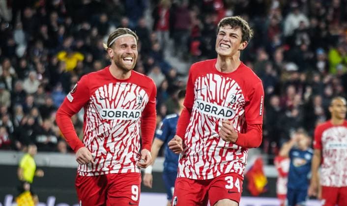 Bilder des Jahres 2023, Sport 11 November Sport Themen der Woche KW45 SC Freiburg - TSC Backa Topola Fußball: UEFA Europa League 2023 2024, SC Freiburg - TSC Backa Topola, 4. Spieltag, Europa-Park Stadion: Freiburgs Merlin Röhl jubelt mit Freiburgs Lucas Höler *** SC Freiburg TSC Backa Topola Football UEFA Europa League 2023 2024, SC Freiburg TSC Backa Topola, Matchday 4, Europa Park Stadium Freiburgs Merlin Röhl cheers with Freiburgs Lucas Höler