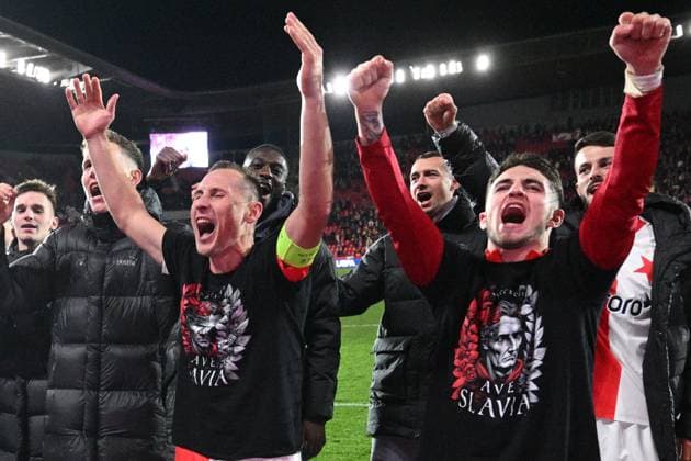 Soccer players of Slavia Praha celebrate victory with fans after the football Europe League 4th round match Slavia Praha vs AS Rome, group G in Prague, Czech Republic, November 9, 2023. (CTKxPhoto MichalxKamaryt) CTKPhotoP2023110909565  CTKPhotoP2023110909565
