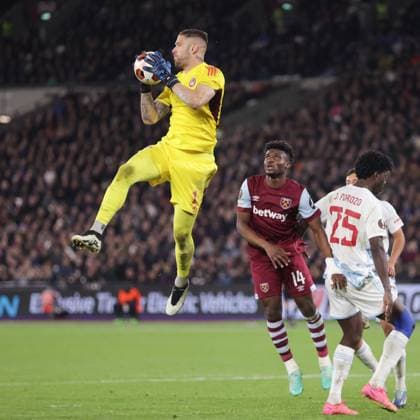 West Ham United v Olympiacos F.C. UEFA Europa League Olympiacos F.C. goalkeeper Alexandros Paschalakis claims the ball during the UEFA Europa League Group A match at the London Stadium, Stratford Copyright: xChrisxMyattx FIL-19224-0011 UK Newspapers OUT