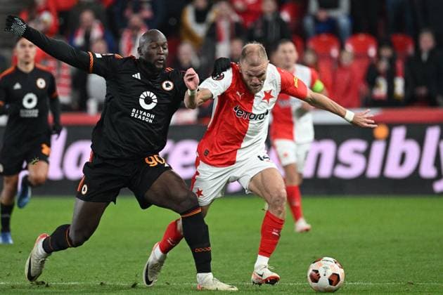 From left Romelu Lukaku of AS Rome, Mick van Buren of Slavia in action during the football Europe League 4th round match Slavia Praha vs AS Rome, group G in Prague, Czech Republic, November 9, 2023. (CTKxPhoto MichalxKamaryt) CTKPhotoP2023110909781  CTKPhotoP2023110909781