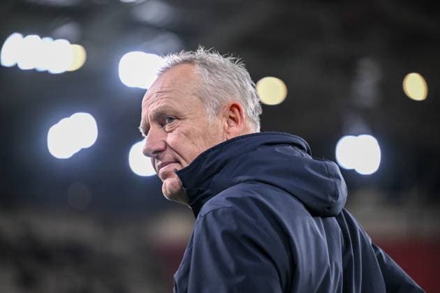 09 11 2023, Freiburg, Germany, Stadion am Wolfswinkel, SC Freiburg vs FK TSC Backa Topola UEFA Europa League 2023 24 Group A, Coach Christian Streich SC Freiburg Schaut Foto H Langer Freiburg Stadion am Wolfswinkel Germany  541_SCFTOP20231109_003 Langer-541