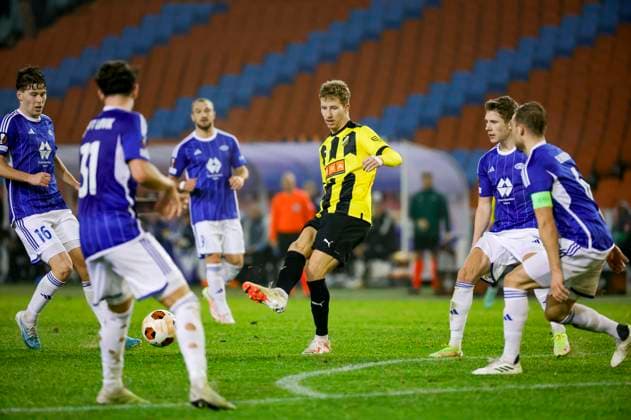 GÖTEBORG 20231109 Häckens Samuel Gustafson surrounded by Molde players during Thursdays Europa League group H soccer match between BK Häcken and Molde FK from Norway at Gamla Ullevi GÖTEBORG SWEDEN x9200x  Copyright: xAdamxIhse TTx EUROPA LEAGUE HÄCKEN-MOLDE