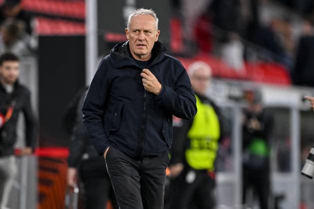 09 11 2023, Freiburg, Germany, Stadion am Wolfswinkel, SC Freiburg vs FK TSC Backa Topola UEFA Europa League 2023 24 Group A, Coach Christian Streich SC Freiburg Schaut Foto H Langer Freiburg Stadion am Wolfswinkel Germany  541_SCFTOP20231109_005 Langer-541