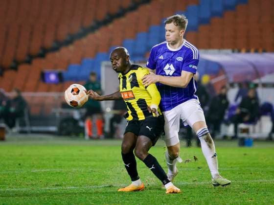 GÖTEBORG 20231109 Häckens Edward Chilufya, left, and Moldes Eirik Haugan during Thursdays Europa League group H football match between BK Häcken and Molde FK from Norway at Gamla Ullevi GÖTEBORG SVERIGE x9200x  Copyright: xAdamxIhse TTx EUROPA LEAGUE HÄCKEN-MOLDE