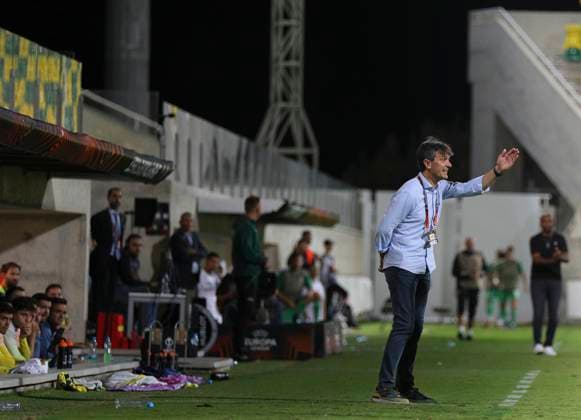 Cyprus Soccer Europa League Villarreal s manager Pacheta gives instructions to his players during the Europa League group F soccer match between Maccabi Haifa and Villarreal, at AEK arena stadium in Larnaca. Cyprus, Thursday, November 9, 2023 Larnaca Cyprus  Copyright: xDanilxShamkinx originalFilename:shamkin-notitle231109_npJcu.jpg