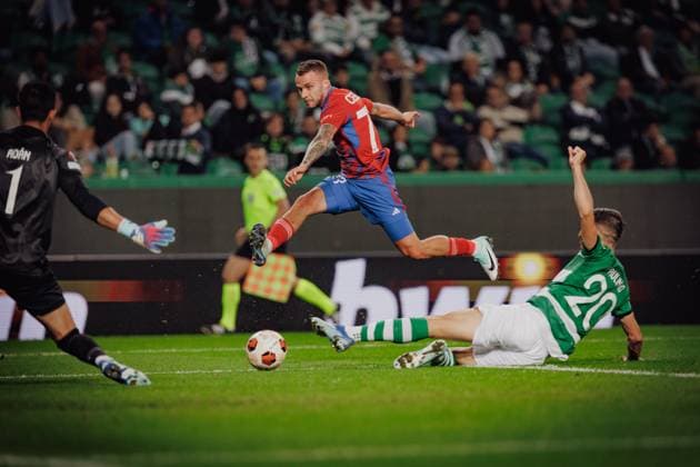 Marcin Cebula attacks assisted by Paulinho during UEFA Europa League 23 24 game between Sporting CP e Rakow Czestochowa at Estadio Jose Alvalade, Lisbon, Portugal. (Maciej Rogowski) Lisbon Estadio Jose Alvalade Portugal Copyright: xMaciejxRogowskix scprakow-4