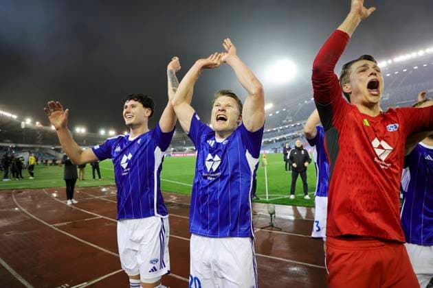 GÖTEBORG 20231109 Moldes Mathias Johan Fjortoft Lovik, Kristian Eriksen and goalkeeper Oliver Petersen celebrate after the victory in Thursdays Europa League group H soccer match between BK Häcken and Molde FK from Norway at Gamla Ullevi GÖTEBORG SWEDEN x9200x  Copyright: xAdamxIhse TTx EUROPA LEAGUE HÄCKEN-MOLDE